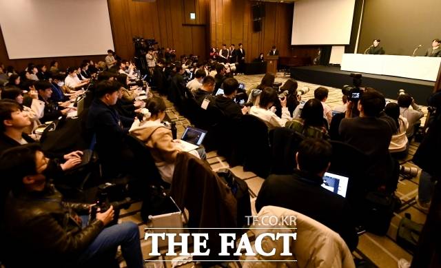 약 1년 넘게 사실상 공개 활동을 중단했던 김수현이 드디어 움직이기 시작했다. 이번 광고 촬영은 단순한 모델 활동 이상의 의미를 갖고 있다. 업계에서는 사실상 "복귀 신호탄"으로 해석하는 분위기다. 사진은 김수현이 지난해 故 김새론과 미성년자 시절 교제 의혹 기자회견에 참석해 입장을 밝히고 있다. /서예원 기자