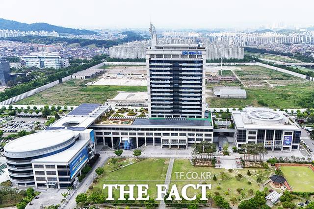 전주시 완산구 효자동3가 전북도청 상공에서 <더팩트>가 드론으로 촬영한 도청사 전경. /김수홍 기자