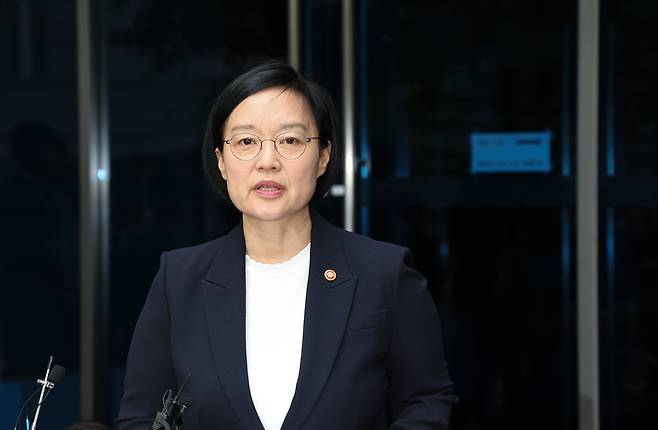 한성숙 국무총리 후보자가 8일 오전 인사청문회 준비 사무실인 서울 종로구 금융감독원 연수원 앞에서 지명 소감을 밝히고 있다. /고운호 기자