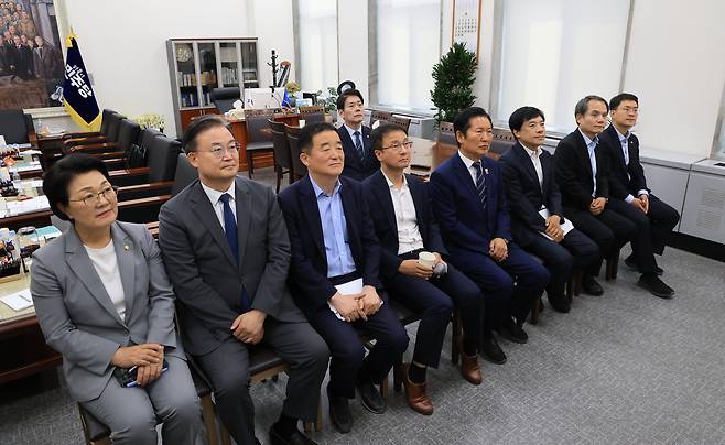 더불어민주당 정청래 대표 등 지도부가 8일 오전 서울 여의도 국회에서 이재명 취임 1주년 기자회견을 시청하고 있다. /박성원 기자