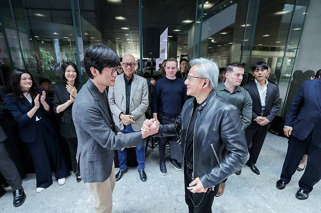 젠슨 황 엔비디아 최고경영자(CEO)와 이해진 네이버 이사회 의장이 8일 경기 성남시 분당구 네이버 사옥 1784에서 인사를 나누고 있다. /네이버 제공