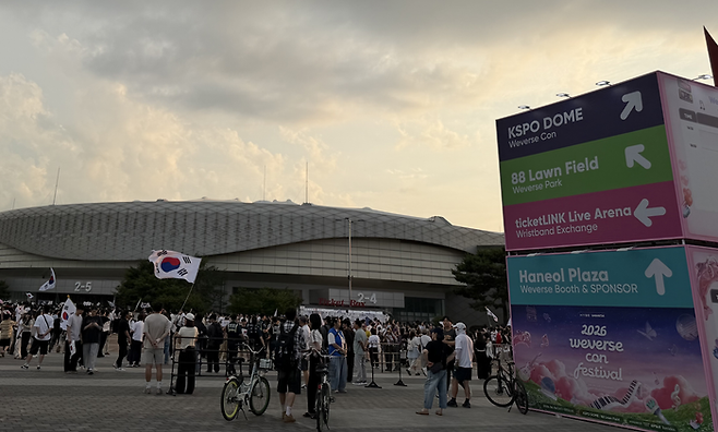 지난 7일 서울 송파구 올림픽공원 앞에서 6·3 지방선거 투표용지 부족 사태에 항의하며 ‘재선거’를 외치고 있는 인파. ⓒ데일리안 전지원 기자