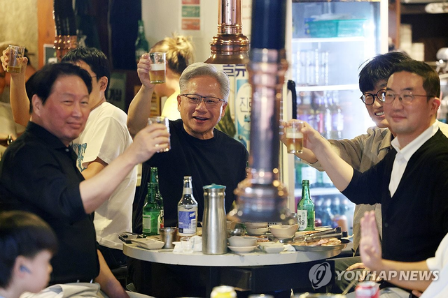 젠슨 황 엔비디아 최고경영자(CEO)와 최태원 SK그룹 회장, 구광모 LG그룹 회장, 이해진 네이버 의장이 5일 서울 마포구 홍대 인근 삼겹살 음식점 ‘형님 저요’에서 이른바 ‘삼소(삼겹살·소주) 회동’을 갖는 모습. 연합뉴스