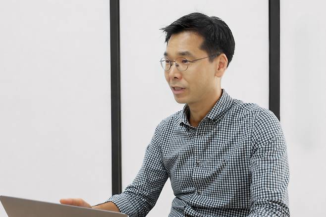 김진욱 마인드로직 공동대표는 회사의 슬로건을 '함께 더 이야기하고 싶은 AI를 만든다'로 소개했다. (사진=마인드로직)