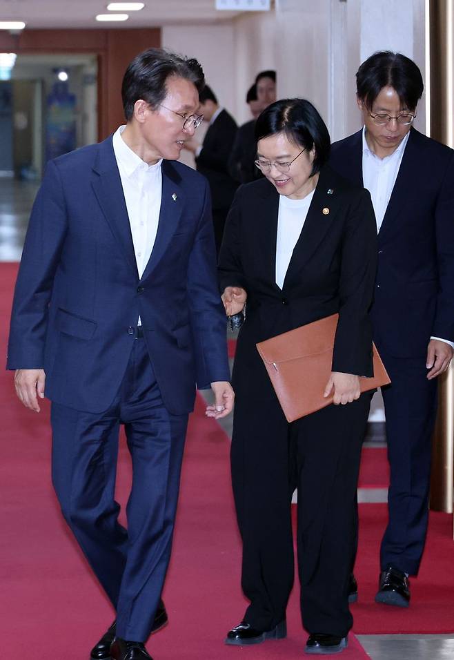 나란히 국무회의 입장. 김민석 국무총리(왼쪽)와 한성숙 국무총리 후보자(가운데)가 9일 오전 정부서울청사에서 열린 국무회의 겸 비상경제점검회의에 함께 입장하고 있다. 한 후보자는 이날 회의에서 "모든 국민과 지역, 기업들이 함께 혁신하고 도약하는 K이니셔티브의 시대를 열어가는 데 제 모든 경험과 역량을 (쏟아) 최선을 다하겠다"고 말했다. 연합뉴스
