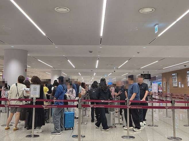 8일 오후 5시20분께 인천공항 제2여객터미널 외국인 입국장. 비행기 도착편이 겹치면서 많은 외국인이 입국심사를 받기 위해 대기하고 있다. 이승욱 기자