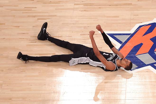 샌안토니오 웸반야마가 9일 매디슨 스퀘어 가든에서 열린 뉴욕과의 2025~26 NBA 파이널 3차전 중 3점슛을 시도한 뒤 환호하고 있다. AFP=연합뉴스