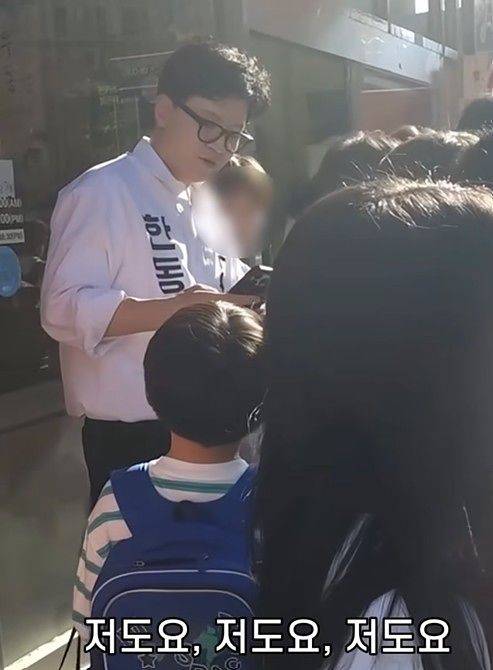 한동훈 무소속 의원이 부산 북구에서 학생들에 둘러싸여 있는 모습. 사진 한동훈 의원 인스타그램 캡처