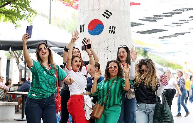 멕시코 과달라하라 사포판 역사 지구 보행자 전용 거리에 설치된 태극기 조형물 앞에서 기념촬영하는 멕시코 시민. 뉴스1