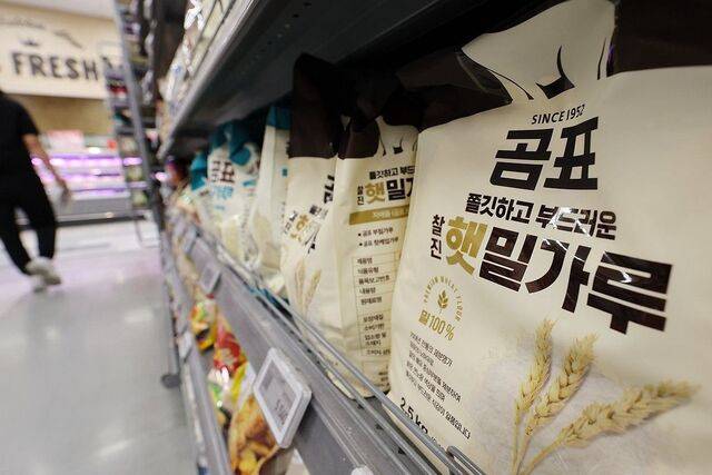 지난 4월 20일 서울 한 대형마트에 진열된 밀가루. 연합뉴스