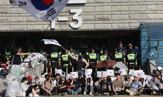 투표지 부족 사태'를 규탄하며 재선거를 요구하는 '잠실 개표소 봉쇄 시위'가 1박 2 일째 계속되는 가운데 6일 개표소인 서울 송파구 올림픽공원 핸드볼경기장 앞에서 부정선거를 주장하는 시민들과 보수 성향 유튜버 등이 구호를 외치고 있다. 연합뉴스
