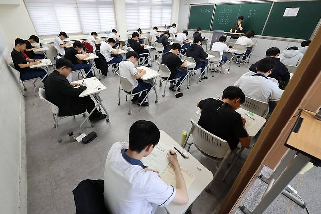 2027학년도 대학수학능력시험 6월 모의평가가 열린 4일 대구 동구 청구고등학교에서 고3 수험생들이 시험 준비를 하고 있다. 연합뉴스