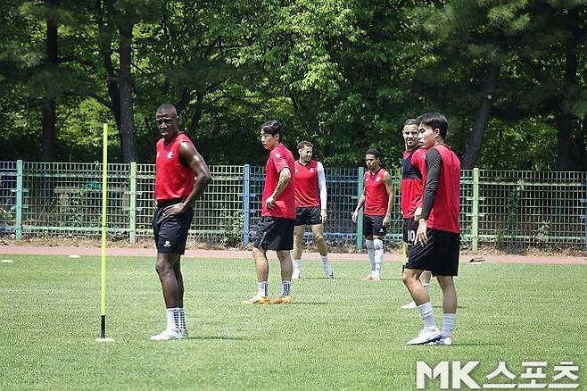 훈련 중인 부천 FC 선수들. 사진=이근승 기자