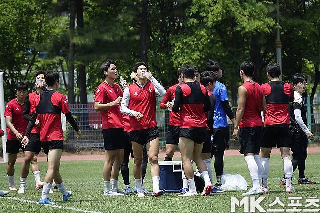 수분을 보충하고 있는 부천 FC 선수들. 사진=이근승 기자