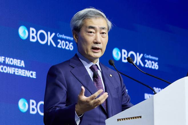 반도체 호황으로 올해 1분기 명목 국내총생산(GDP)이 전년 동기 대비 17.1% 증가한 가운데 한국은행의 기준금리 인상 기조에 힘이 실린다. 사진은 신현송 한국은행 총재가 지난 1일 오전 서울 중구 한국은행에서 열린 2026 BOK 국제컨퍼런스에서 개회사하는 모습. /사진=뉴스1