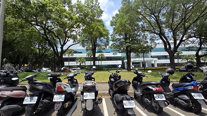 신주 과학단지 곳곳에 마련된 스쿠터 주차장은 문제가 생기면 30분 안에 모여 해결하는 대만 반도체 특성을 단적으로 보여준다. 신주=박지영 기자