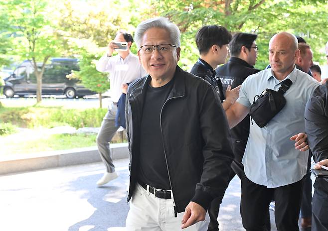 젠슨 황 엔비디아 최고경영자(CEO)가 9일 오전 서울 강서구 김포비즈니스항공센터에서 출국하고 있다. 임세준 기자