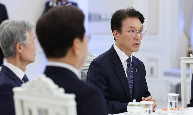 김민석 국무총리가 8일 청와대에서 열린 이재명 대통령과 4부 요인 회동에서 발언하고 있다. 연합뉴스