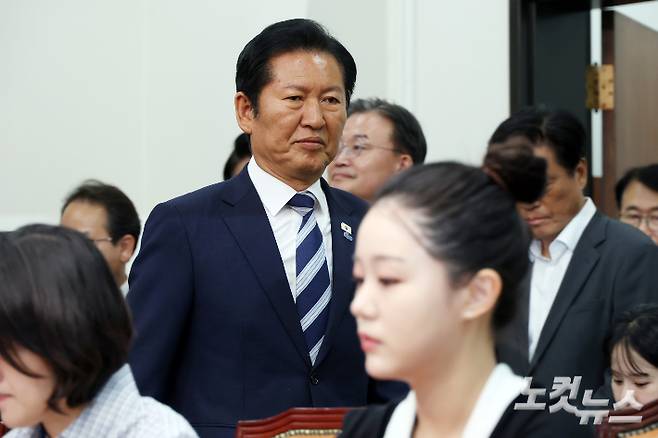 더불어민주당 정청래 대표가 4일 서울 여의도 국회에서 6·3지방선거 결과와 관련 기자회견을 위해 발언대로 향하고 있다. 윤창원 기자