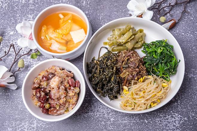 곤드레 나물은 따뜻한 밥 위에 올려 먹거나 된장찌개나 생선구이와 함께 차려내면 손님맞이 한상으로도 손색이 없다. 클립아트코리아 제공