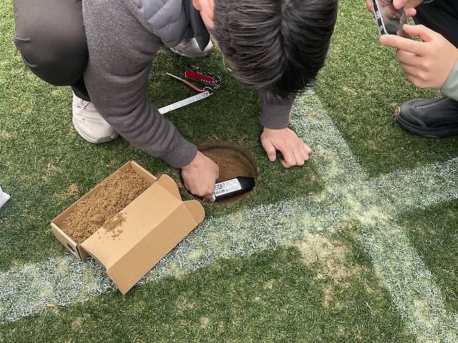 한국프로축구연맹(총재 권오갑)은 지난해 전문 조직인 ‘피치어시스트팀’을 신설하고, 구단과 경기장 관리 주체를 아우르는 통합 관리 체계를 구축해 그라운드 환경 전반을 끌어올리는 작업을 진행 중이라고 9일 밝혔다. 한국프로축구연맹 제공