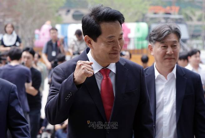 오세훈 서울시장 당선인이 4일 오전 서울시청 정문에서 감사인사를 마친 뒤 시청 로비로 향하고 있다. 2026.6.4 도준석 전문기자
