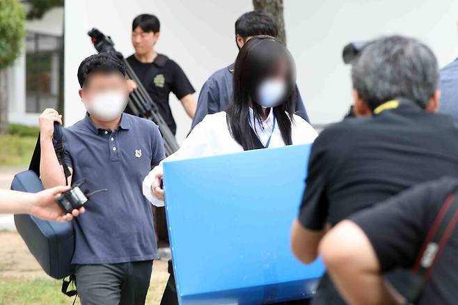 경남도청 압수수색을 마친 경찰이 9일 압수품을 들고 도청사를 나서고 있다. 경찰은 6·3지방선거 과정에서 불거진 국민의힘 박완수 경남지사 당선인 캠프 측의 '딥페이크 영상·관권선거 의혹'과 관련해 이날 강제수사에 착수했다. ⓒ연합뉴스