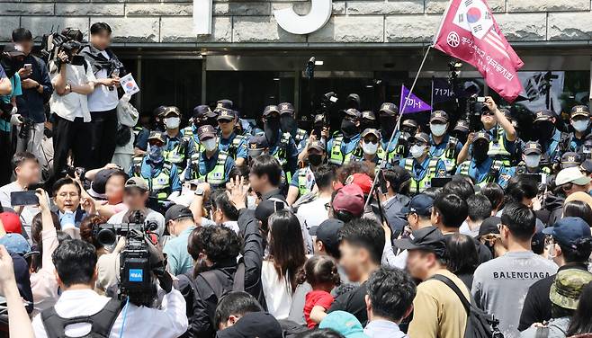 2박3일 봉쇄 사태'가 발생한 서울 송파구 잠실7동 제2투표소에 대한 개표가 진행 중인 가운데, 부정선거를 주장하는 시위대가 6월5일 개표소인 올림픽공원 핸드볼경기장 앞에서 개표 중단을 요구하고 있다. ⓒ 연합뉴스