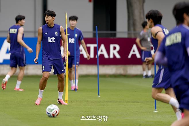 ‘캡틴’ 손흥민(왼쪽에서 두 번째)이 9일 멕시코 과달라하라 베이스 캠프에서 진행되는 축구대표팀 훈련을 소화하고 있다. 과달라하라 | 문재원 기자
