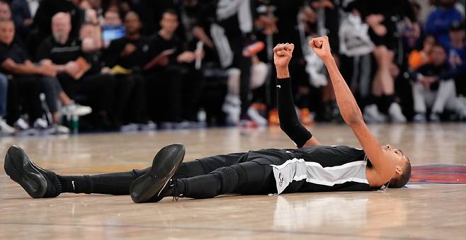 샌안토니오 스퍼스의 빅터 웸반야마가 9일 뉴욕메디슨 스퀘어 가든에서 열린 NBA 파이널 시리즈 3차전 뉴욕 닉스와의 경기에서 후반전에 슛을 날린 뒤 코트에 누워 있다. AP연합뉴스