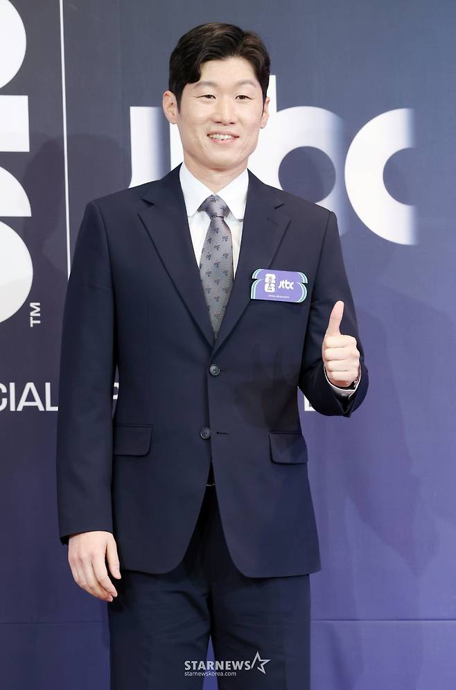박지성 전 축구 국가대표가 5월 21일 서울 중구 앰배서더 풀만 호텔에서 진행된 JTBC '2026 FIFA 북중미 월드컵' 기자간담회에 참석해 포즈를 취하고 있다. /사진=김휘선 기자