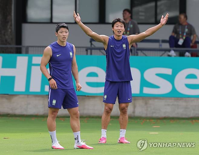 훈련하는 황희찬-조규성 (과달라하라=연합뉴스) 류영석 기자 = 2026 북중미 월드컵에 출전하는 축구 국가대표팀 황희찬(왼쪽)과 조규성이 6일(현지시간) 베이스캠프 훈련장인 멕시코 과달라하라 치바스 바예 베르데에서 훈련을 하고 있다. 2026.6.7 ondol@yna.co.kr