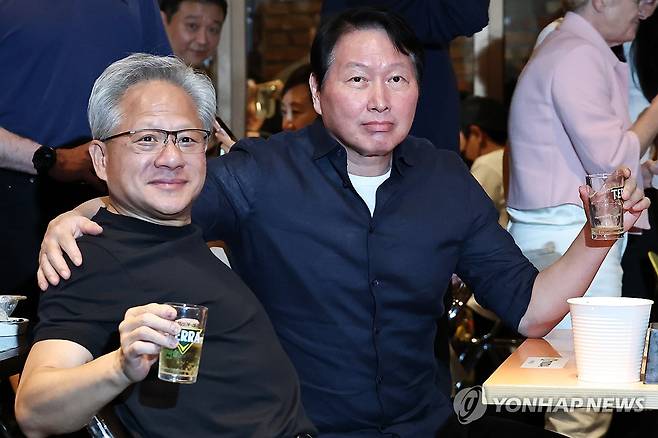 맥주 든 젠슨 황과 최태원 회장 (서울=연합뉴스) 김인철 기자 = 젠슨 황 엔비디아 최고경영자(CEO)와 최태원 SK 회장이 7일 서울 강남구 깐부치킨 삼성점에서 치맥 회동을 하던 술잔을 들어올리고 있다. 2026.6.7 yatoya@yna.co.kr