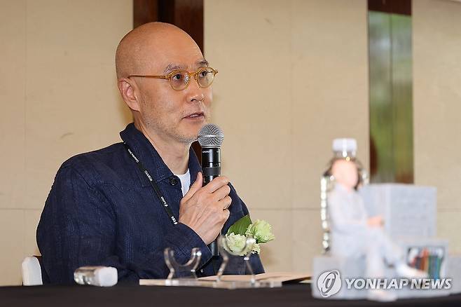 수상소감 말하는 서도호 작가 (서울=연합뉴스) 류효림 기자 = 무산문화대상 예술 부문을 수상한 서도호 작가가 9일 서울 중구 웨스틴 조선 서울 호텔에서 열린 제3회 무산문화대상 수상자 기자회견에서 수상소감을 말하고 있다. 2026.6.9 ryousanta@yna.co.kr