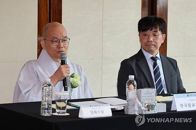수상소감 말하는 한국불교문화사업단장 일화스님 (서울=연합뉴스) 류효림 기자 = 무산문화대상 사회문화 부문을 수상한 한국불교문화사업단 일화스님이 9일 서울 중구 웨스틴조선 서울 호텔에서 열린 제3회 무산문화대상 수상자 기자회견에서 수상소감을 말하고 있다. 2026.6.9 ryousanta@yna.co.kr