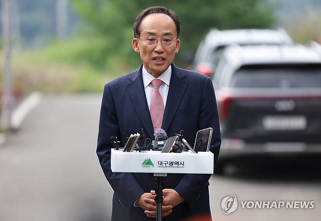 박근혜 전 대통령 사저 앞에서 발언하는 추경호 당선인 (대구=연합뉴스) 윤관식 기자 = 추경호 대구시장 당선인이 8일 대구 달성군 박근혜 전 대통령 사저에서 박 전 대통령을 예방한 후 백브리핑하고 있다. 2026.6.8 psik@yna.co.kr