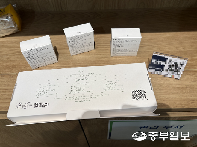 최근 경기도청 1층 미니전시장에 진열·판매된 화장비누 제품에서 법정 표시사항인 '화장품책임판매업자' 표기가 누락된 것으로 확인됐다. 최민서기자