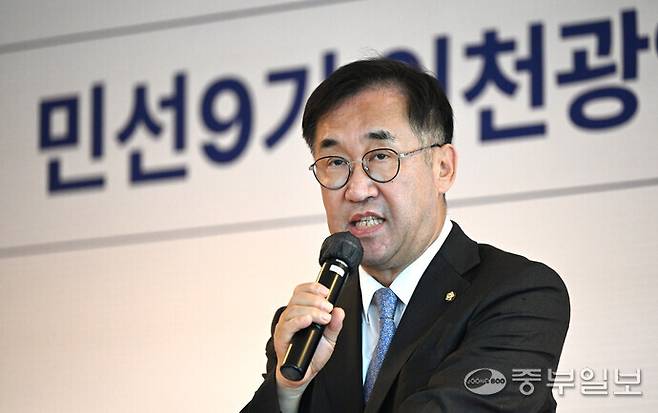 맹성규 인천시장직 인수위원회 인수위원장이 10일 인천 연수구 G타워에서 열린 민선 9기 인천시장직 인수위원회 위촉식에서 인사말을 하고 있다.정선식기자