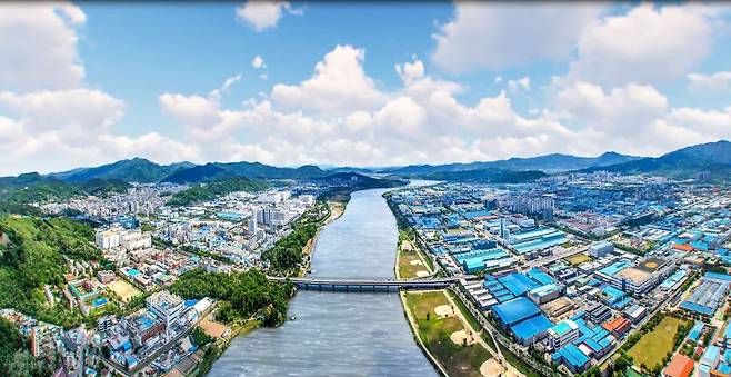 반도체 등 IT 관련 생산부품 시설이 밀집한 구미국가산업단지. 대기업의 호남권 반도체 공장 신설 가능성이 제기되면서 구미 경제계는 역차별을 우려하는 목소리가 높아지고 있다. /구미시 제공