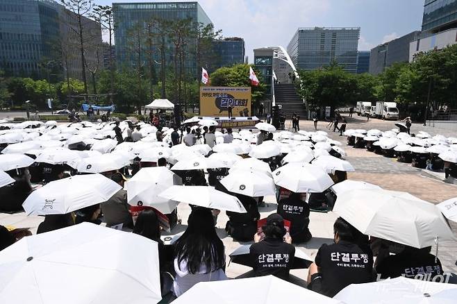 부분 파업을 돌입한 민주노총 전국화학섬유식품산업노동조합 카카오지회가 10일 경기 성남시 유스페이스 야외광장에서 2026 임단협 승리 결의대회를 열고 있다. 사진=강민석 기자