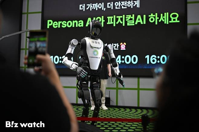 10일 오전 서울 삼성동 코엑스에서 열린 '2026 스마트테크 코리아(STK 2026) 인공지능&빅데이터쇼'에 피지컬AI 기술을 이용한 휴머노이드 로봇들이 전시·시연되고 있다./사진=이명근 기자 qwe123@
