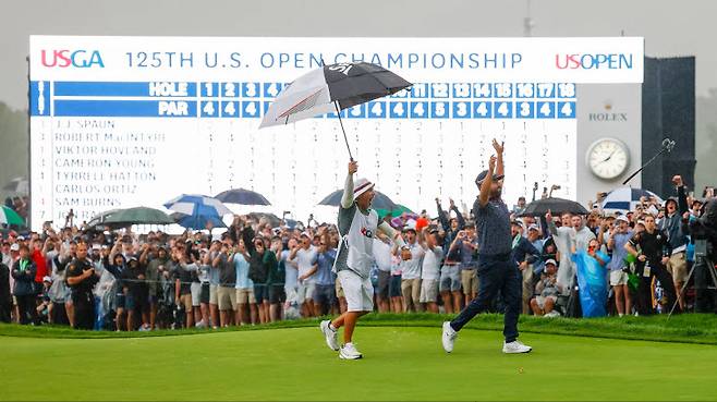 2025년 US오픈에서 J.J 스폰이 우승을 확정하는 퍼트를 넣은 뒤 기뻐하고 있다. (사진=USGA)