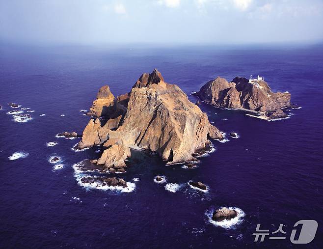 하늘에서 바라본 독도 전경.(동북아역사재단 제공)