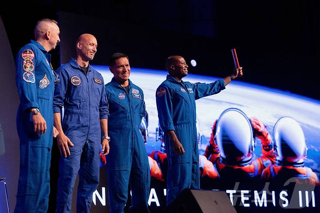 9일(현지시간) 미국 텍사스주 휴스턴에 위치한 미항공우주국(NASA) 존슨 우주 센터에서 열린 행사에서 아르테미스 3호 임무 승무원인 (사진 왼쪽부터) 랜디 브레스닉, 루카 파르미타노, 프랭크 루비오, 앤드류 더글라스가 인사하고 있다. 2026.06.09. ⓒ 로이터=뉴스1