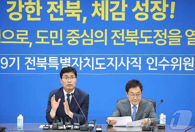 이원택 전북특별자치도지사 당선인이 10일 전북 전주시 전북바이오융합산업진흥원 비즈니스센터에서 열린 전북도지사직 인수위원회 출범식에 앞서 기자간담회를 열고 질의에 답변을 하고 있다. 2026.6.10 ⓒ 뉴스1 유경석 기자