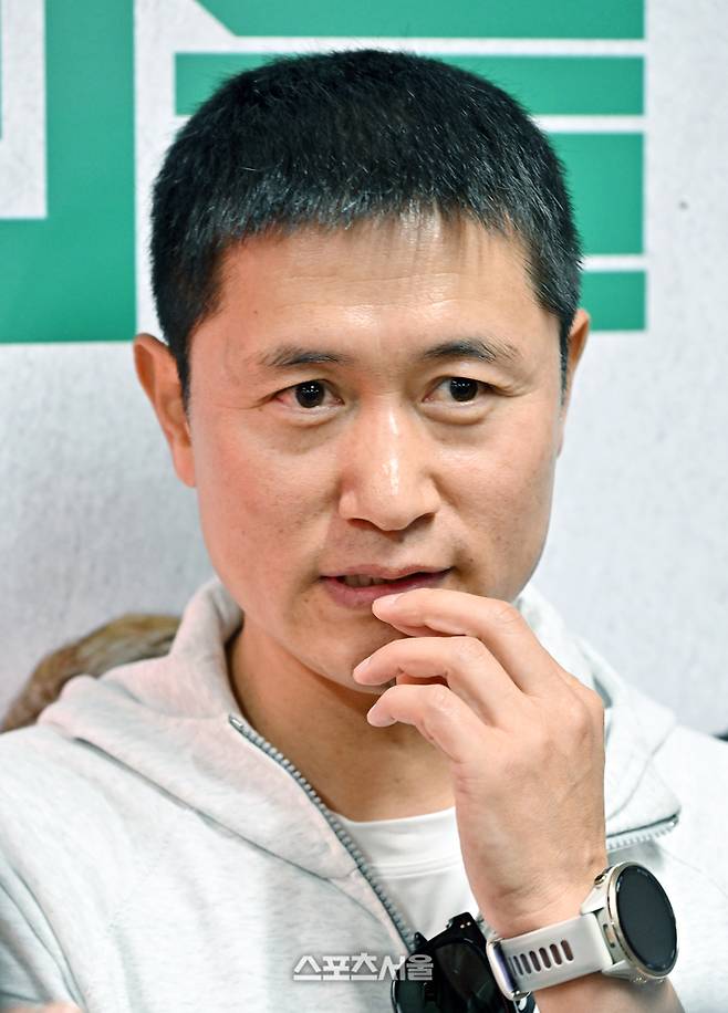 이영표 KBS 해설위원이 9일(한국시간) 2026 북중미 월드컵에 참가 축구국가대표팀이 훈련 중인 멕시코 과달라하라 인근 사포판의 치바스 베르데 바예에서 국내 취재진과 인터뷰를 하고 있다. 사포판(멕시코) | 박진업 기자 upandup@sportsseoul.com