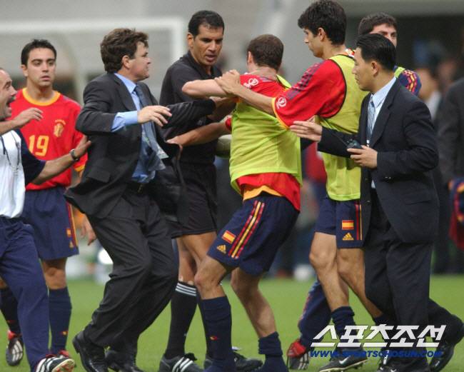 한일월드컵 8강에서 심판 판정에 항의하는 스페인 축구대표팀 미드필더 미겔 엘게라. 스포츠조선DB