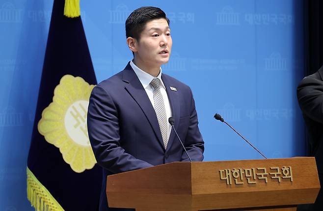 국민의힘 김재섭 의원이 지난 8일 국회 소통관에서 기자회견을 하고 6·3 지방선거 투표용지 부족 사태와 관련해 더불어민주당에 야당 추천 특검을 수용하라고 촉구하고 있다. /연합뉴스