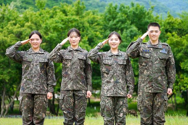 육·해·공군군 부사관으로 복무 중인 김문정 중사, 김문소 중사, 김태희 중사, 김준원 하사(왼쪽부터) 4남매가 호국보훈의 달을 맞아 대한민국을 지키는 군인으로서 사명과 다짐을 담아 경례를 하고 있다. 육균 제공