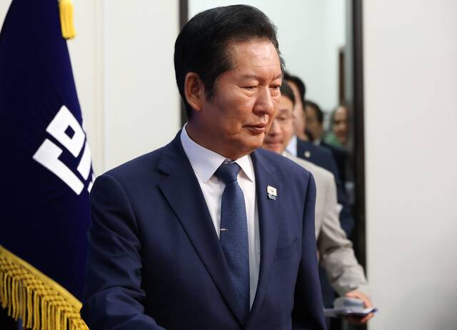 정청래 더불어민주당 대표와 한병도 원내대표, 최고위원들이 10일 국회에서 열린 최고위원회의에 입장하고 있다. 연합뉴스
